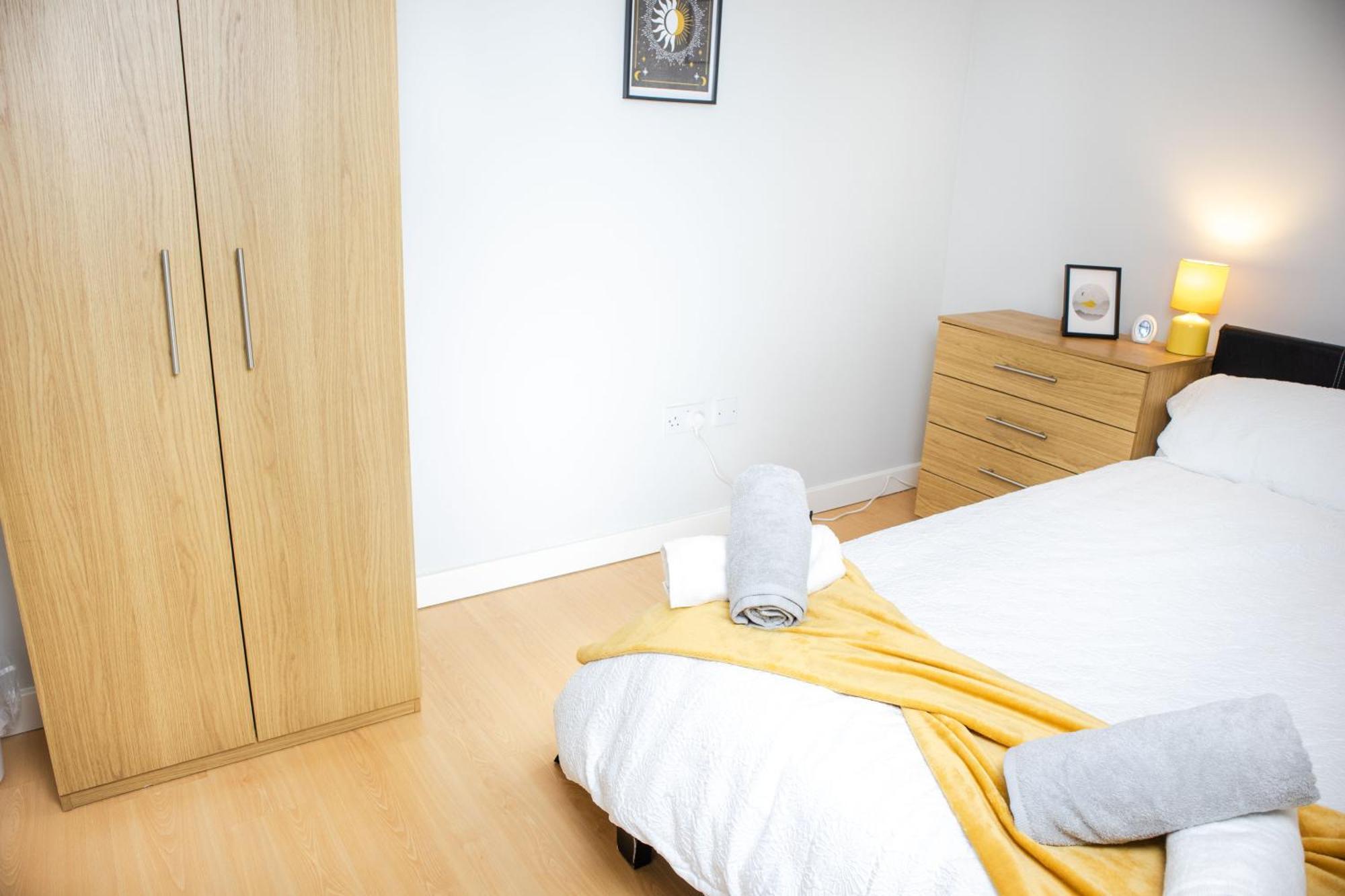 2 Bed - Leeds Centre - For Relocators, Professionals